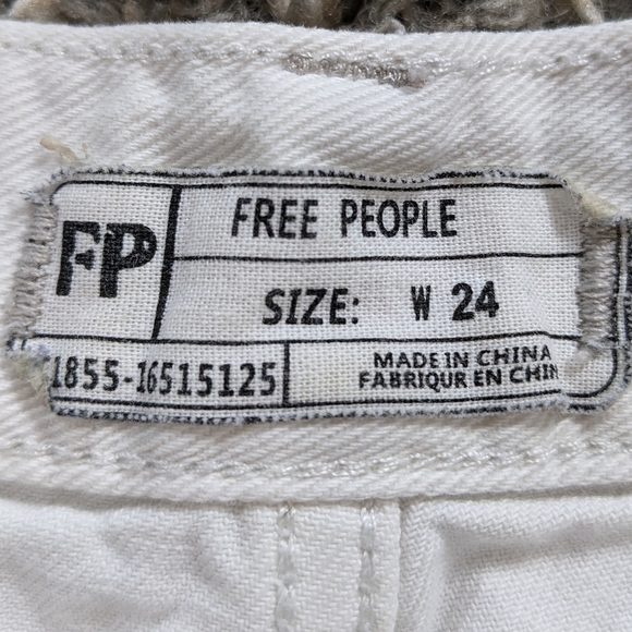 ✨3/$15 Free People white cotton denim shorts 24 - Picture 11 of 12